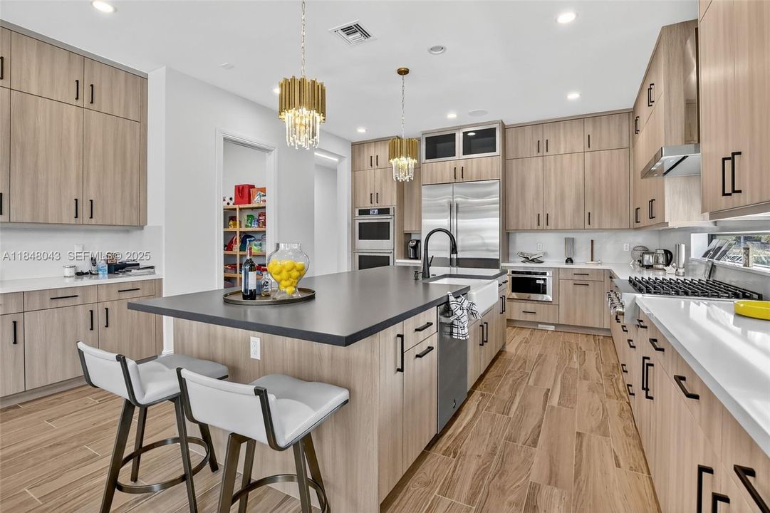 For Rent: $25,000 (6 beds, 6 baths, 6182 Square Feet)