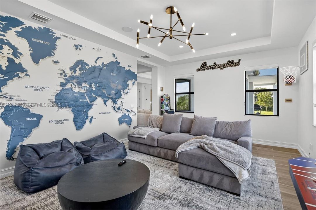 For Rent: $25,000 (6 beds, 6 baths, 6182 Square Feet)