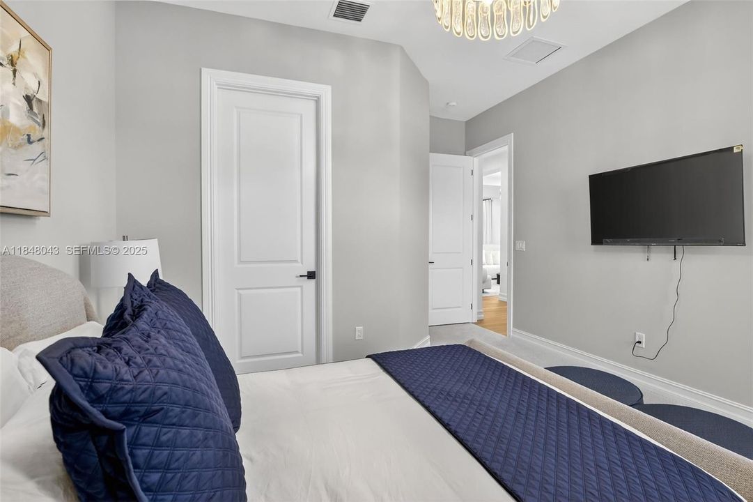 For Rent: $25,000 (6 beds, 6 baths, 6182 Square Feet)