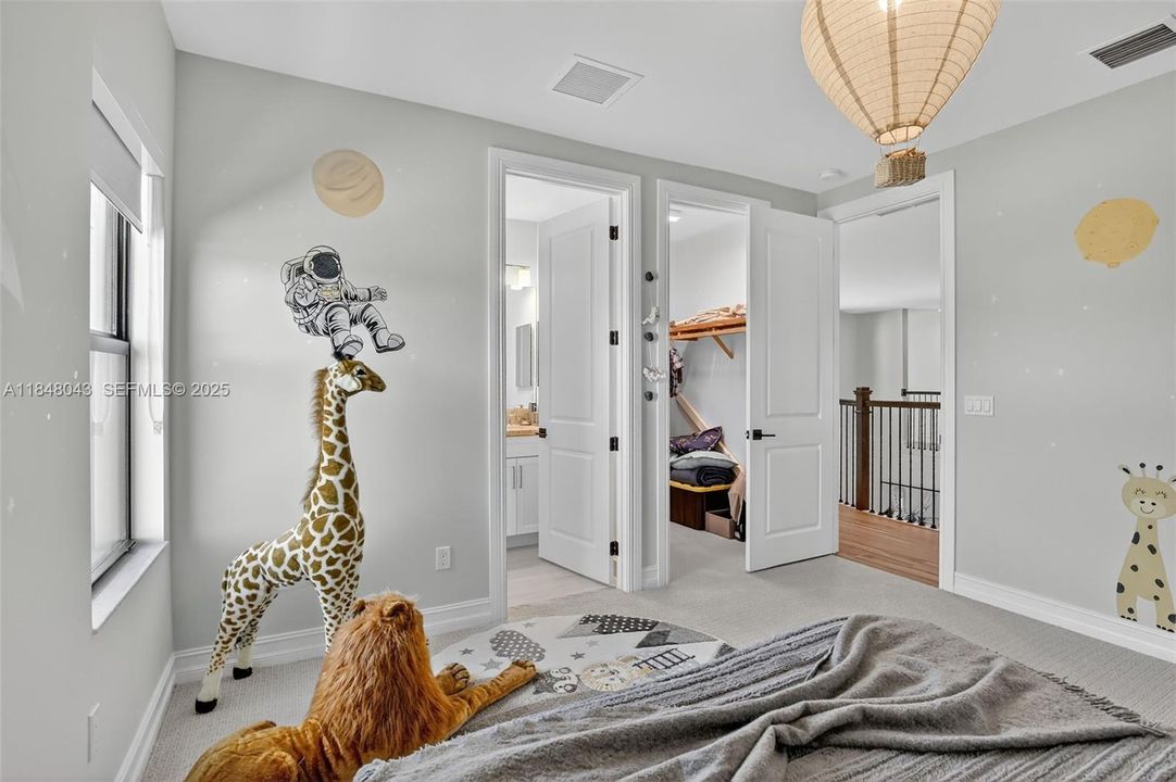 For Rent: $25,000 (6 beds, 6 baths, 6182 Square Feet)