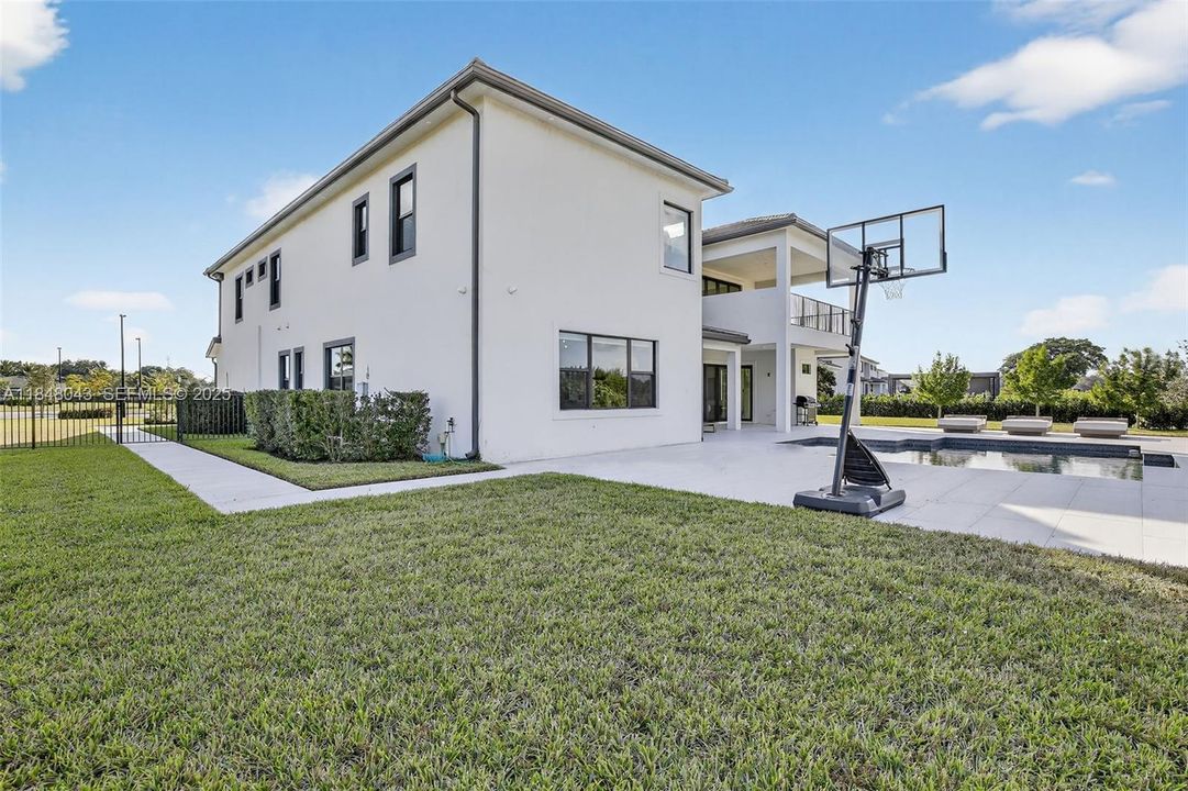 For Rent: $25,000 (6 beds, 6 baths, 6182 Square Feet)