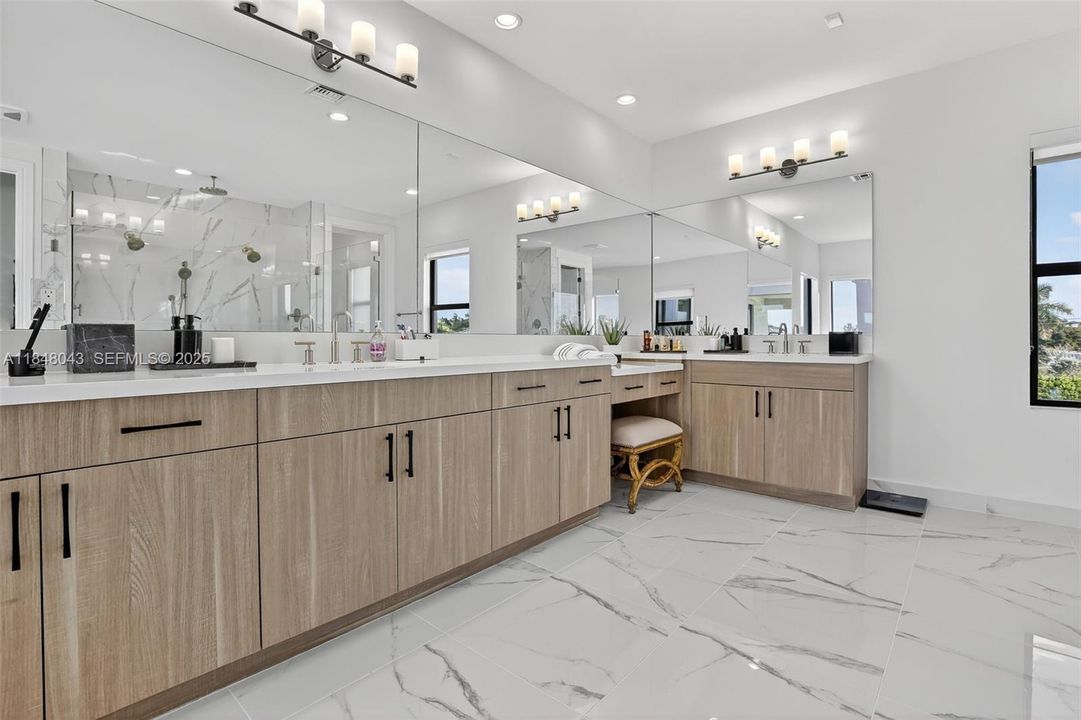 For Rent: $25,000 (6 beds, 6 baths, 6182 Square Feet)