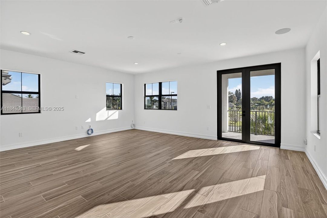 For Rent: $25,000 (6 beds, 6 baths, 6182 Square Feet)