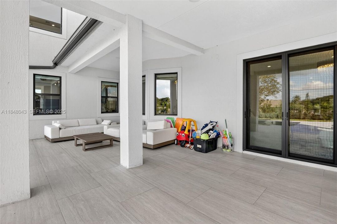 For Rent: $25,000 (6 beds, 6 baths, 6182 Square Feet)