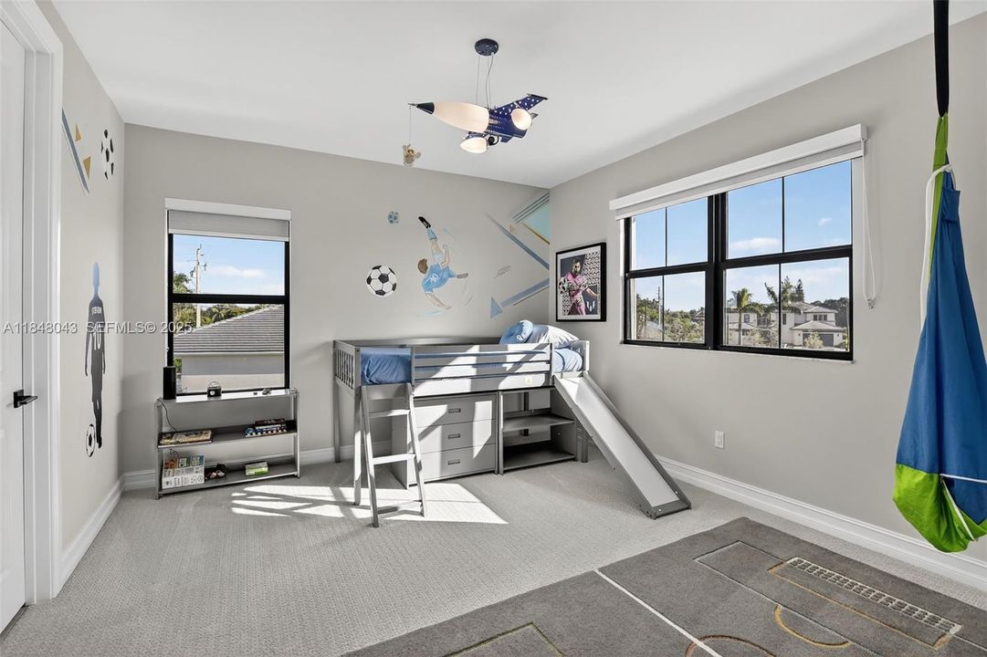 For Rent: $25,000 (6 beds, 6 baths, 6182 Square Feet)