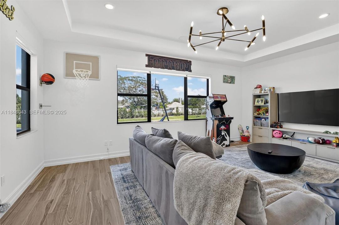 For Rent: $25,000 (6 beds, 6 baths, 6182 Square Feet)