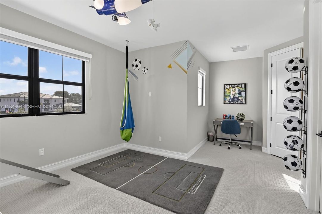 For Rent: $25,000 (6 beds, 6 baths, 6182 Square Feet)