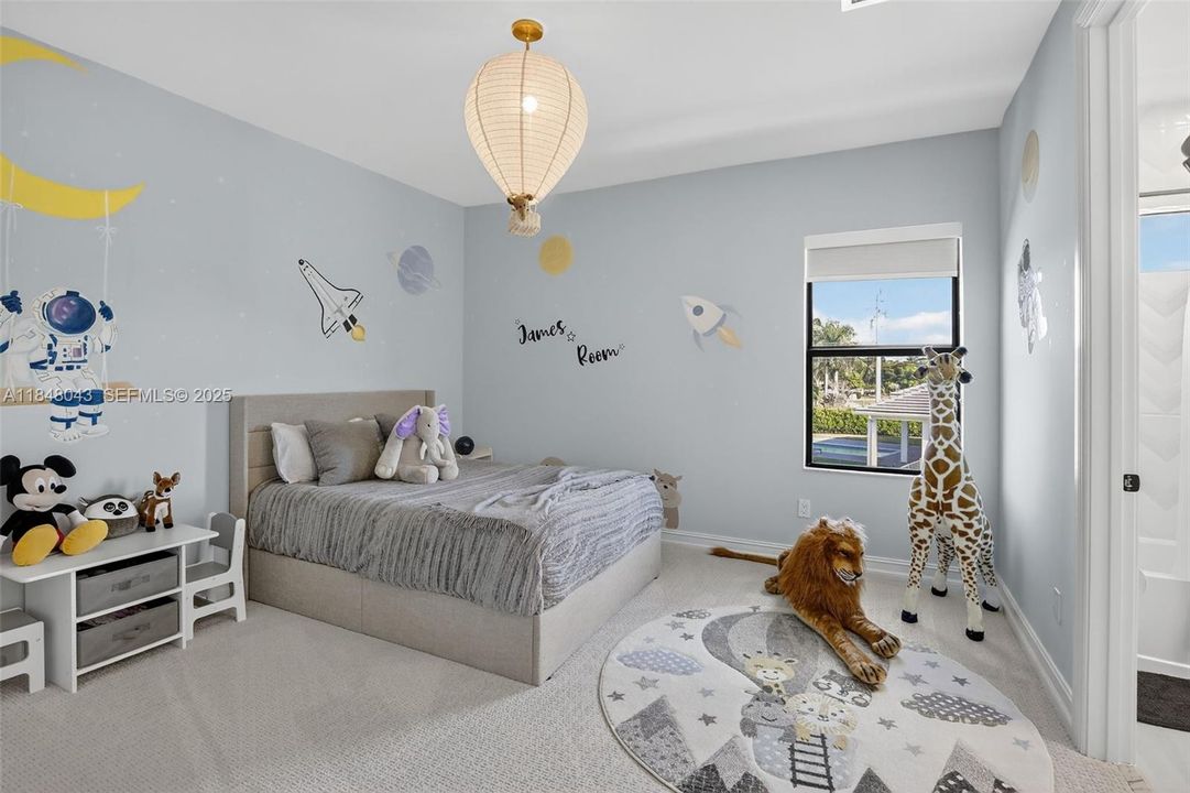 For Rent: $25,000 (6 beds, 6 baths, 6182 Square Feet)