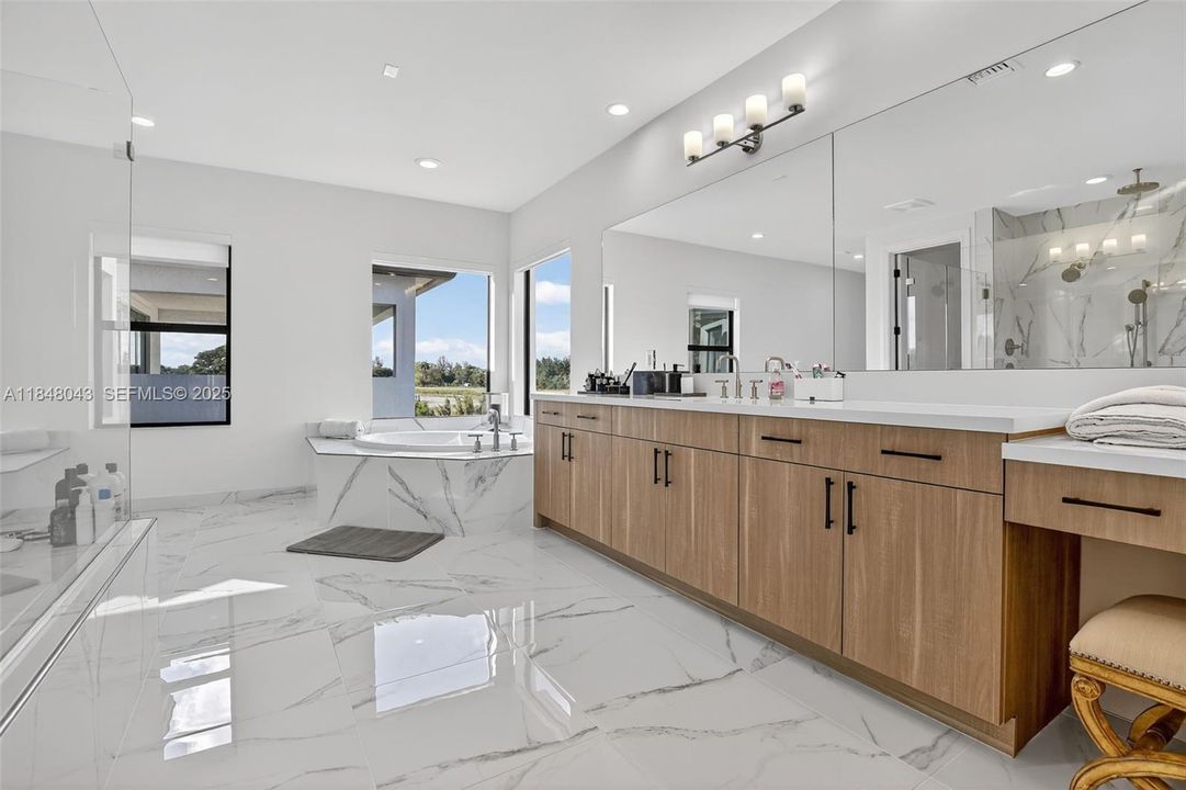 For Rent: $25,000 (6 beds, 6 baths, 6182 Square Feet)