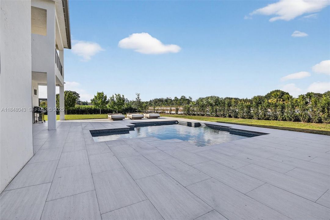 For Rent: $25,000 (6 beds, 6 baths, 6182 Square Feet)