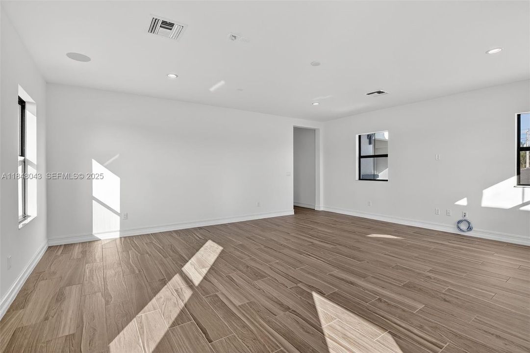 For Rent: $25,000 (6 beds, 6 baths, 6182 Square Feet)