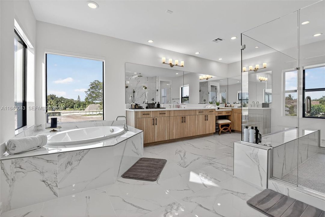 For Rent: $25,000 (6 beds, 6 baths, 6182 Square Feet)