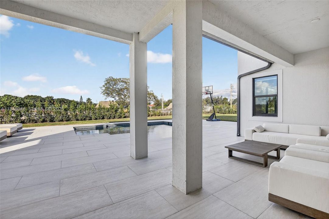 For Rent: $25,000 (6 beds, 6 baths, 6182 Square Feet)