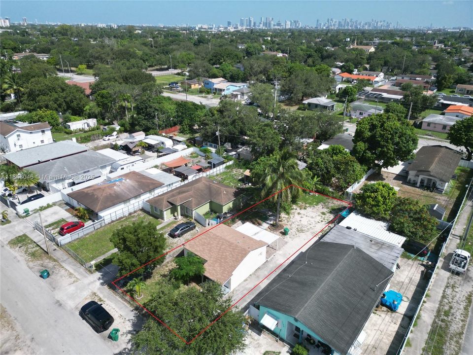 合同活跃: $385,000 (2 贝兹, 1 浴室, 1098 平方英尺)