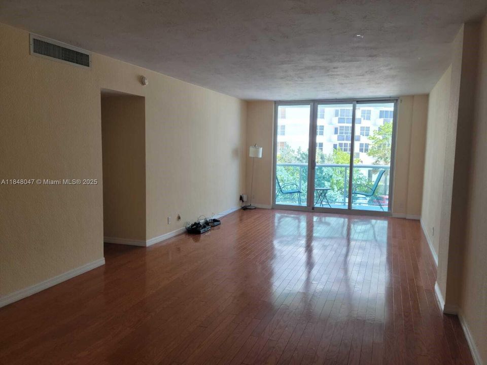 待售: $450,000 (1 贝兹, 1 浴室, 874 平方英尺)