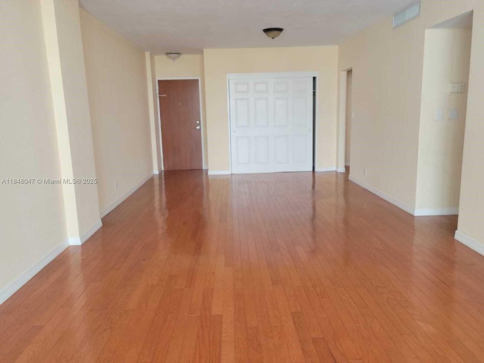 待售: $450,000 (1 贝兹, 1 浴室, 874 平方英尺)