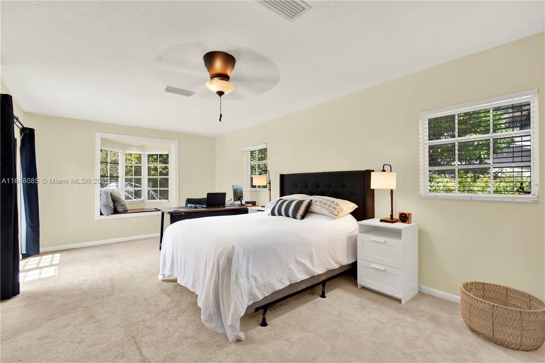 Recently Sold: $695,000 (3 beds, 2 baths, 1355 Square Feet)