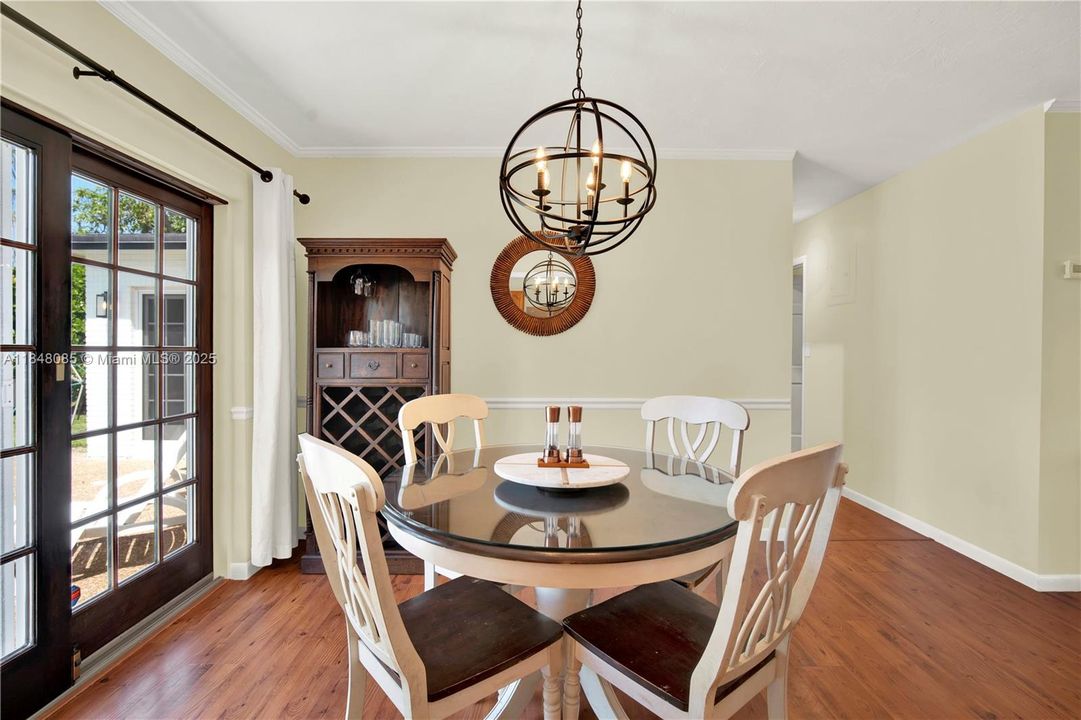 Recently Sold: $695,000 (3 beds, 2 baths, 1355 Square Feet)