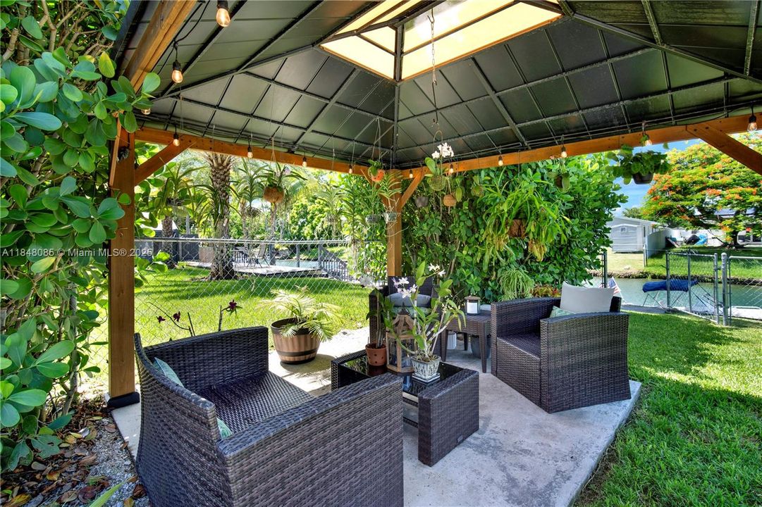 Recently Sold: $695,000 (3 beds, 2 baths, 1355 Square Feet)