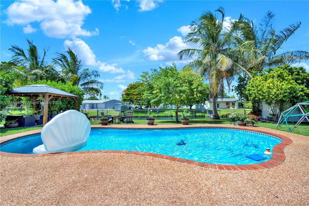 Recently Sold: $695,000 (3 beds, 2 baths, 1355 Square Feet)