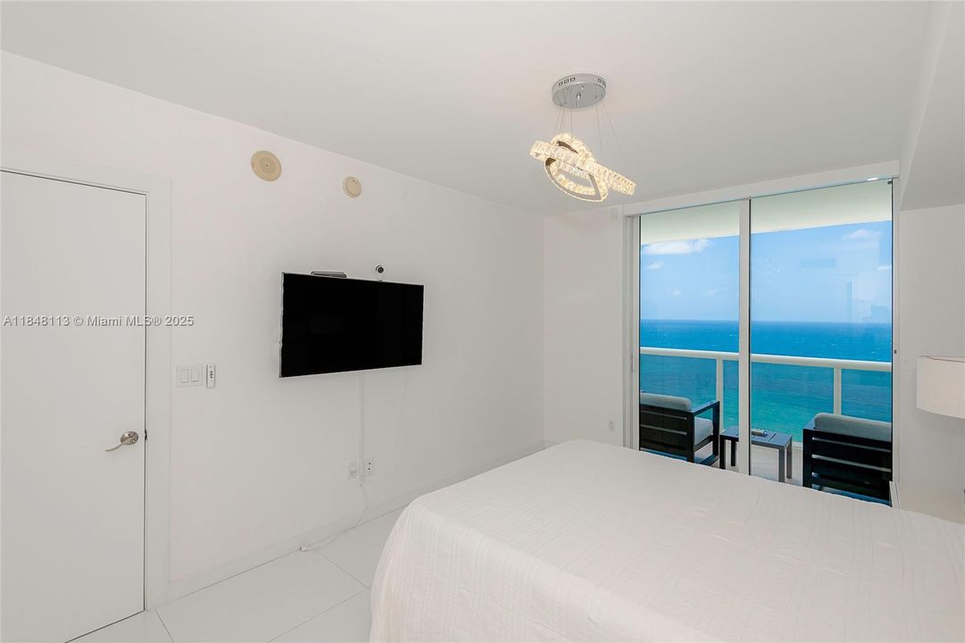 Recently Sold: $1,499,000 (3 beds, 3 baths, 1841 Square Feet)