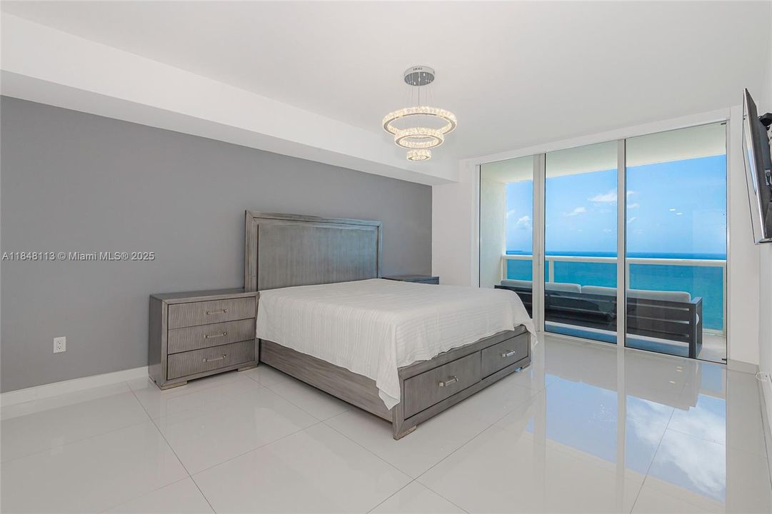 Recently Sold: $1,499,000 (3 beds, 3 baths, 1841 Square Feet)