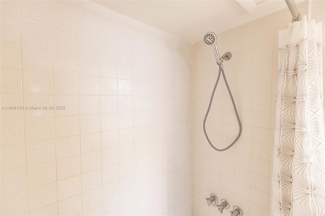 最近售出: $159,999 (2 贝兹, 2 浴室, 935 平方英尺)