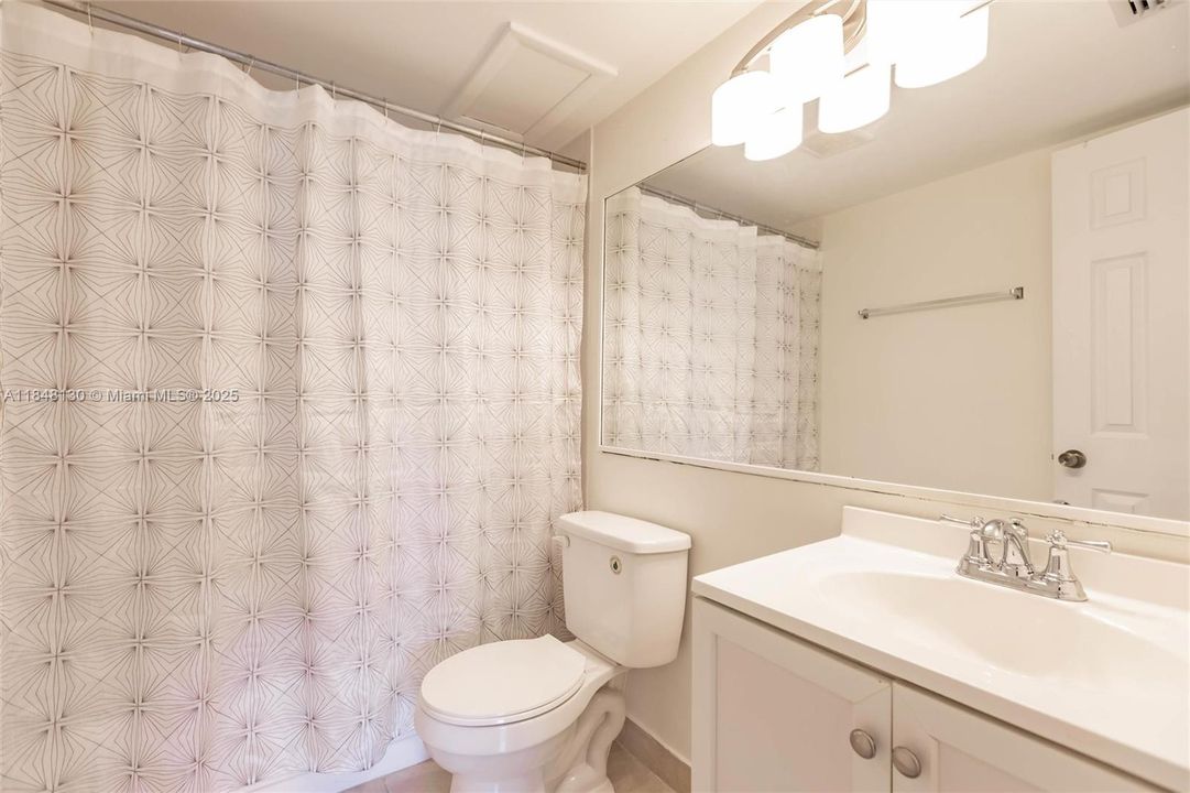 最近售出: $159,999 (2 贝兹, 2 浴室, 935 平方英尺)