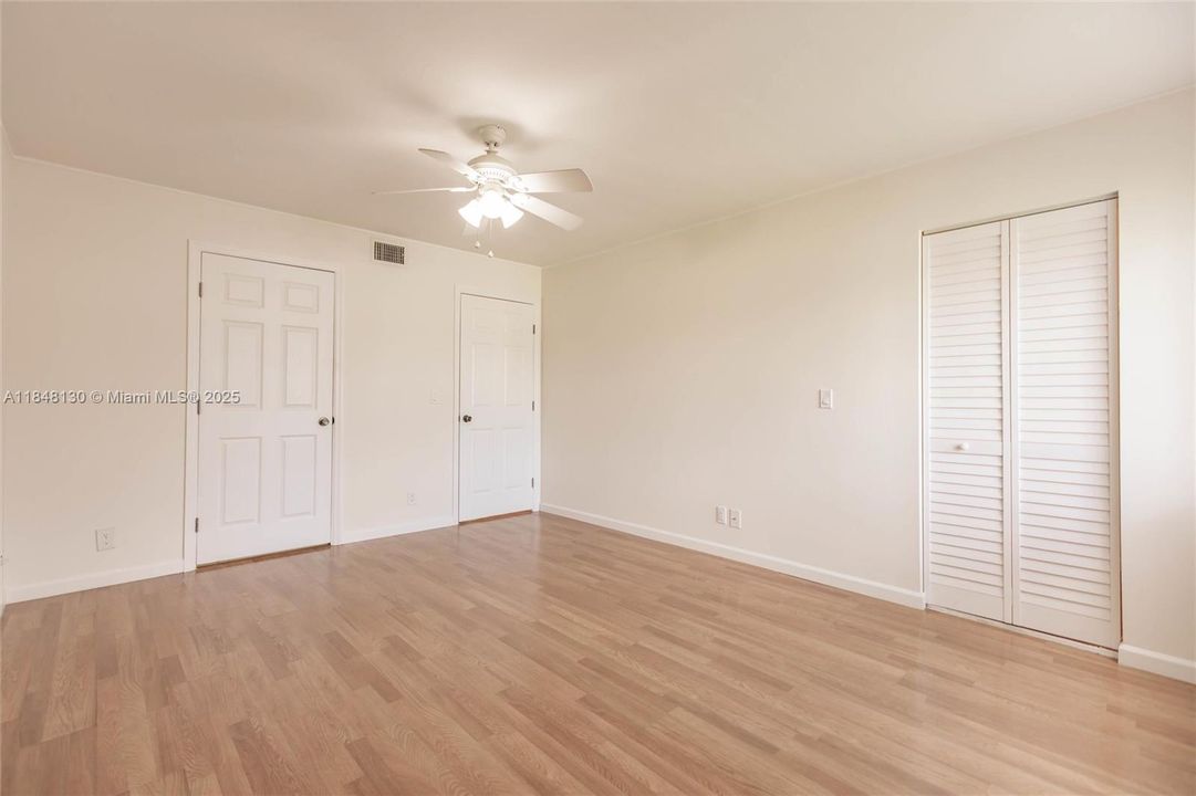 最近售出: $159,999 (2 贝兹, 2 浴室, 935 平方英尺)