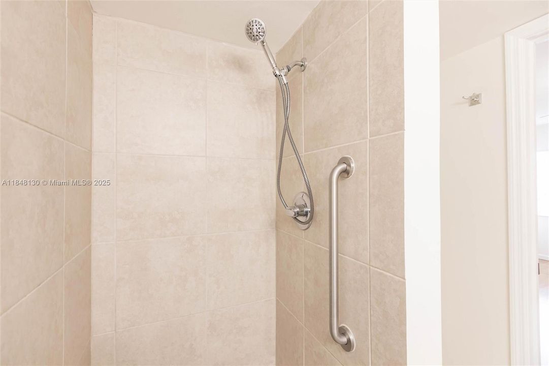 最近售出: $159,999 (2 贝兹, 2 浴室, 935 平方英尺)