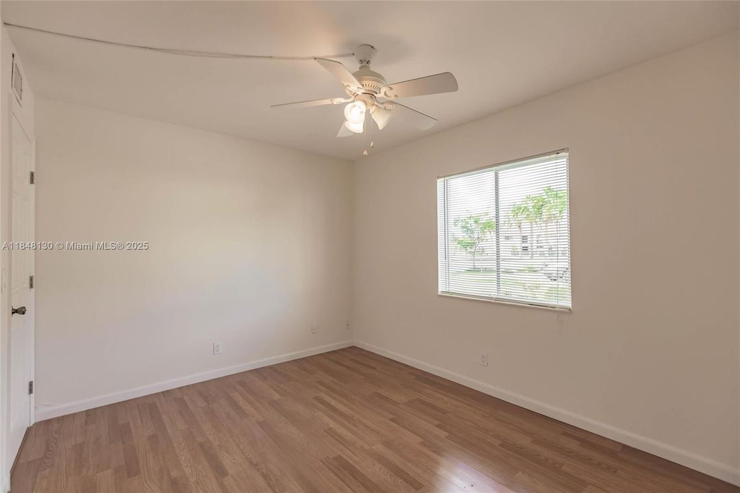 最近售出: $159,999 (2 贝兹, 2 浴室, 935 平方英尺)