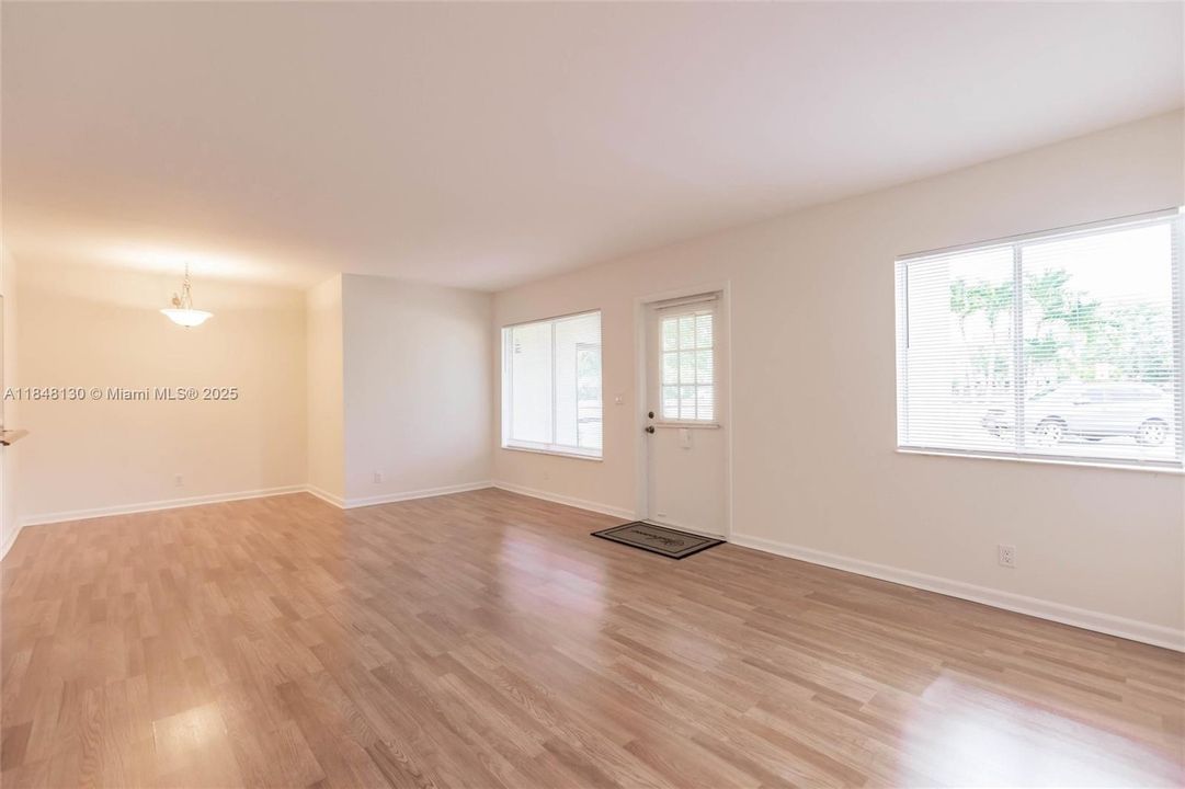 最近售出: $159,999 (2 贝兹, 2 浴室, 935 平方英尺)