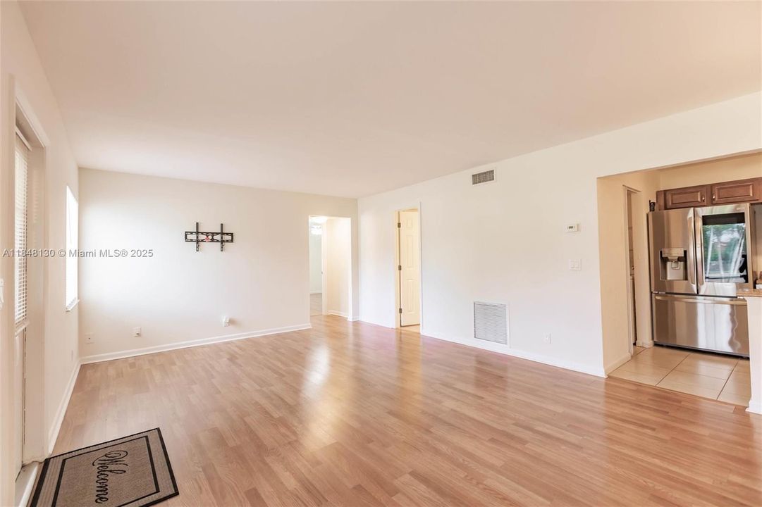 最近售出: $159,999 (2 贝兹, 2 浴室, 935 平方英尺)