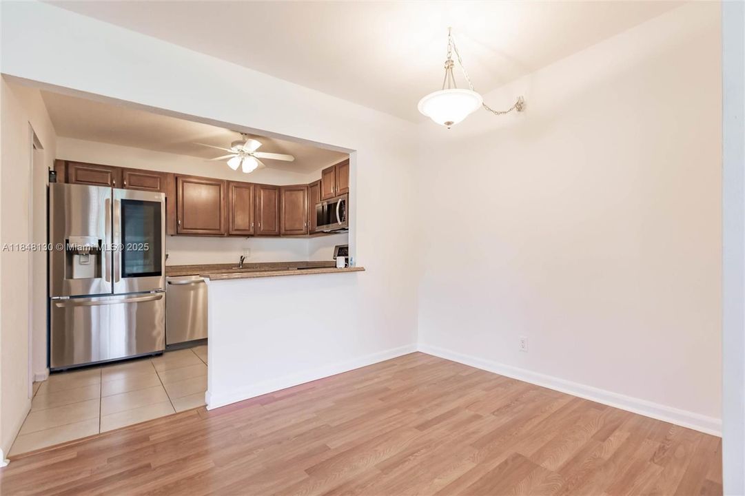 最近售出: $159,999 (2 贝兹, 2 浴室, 935 平方英尺)