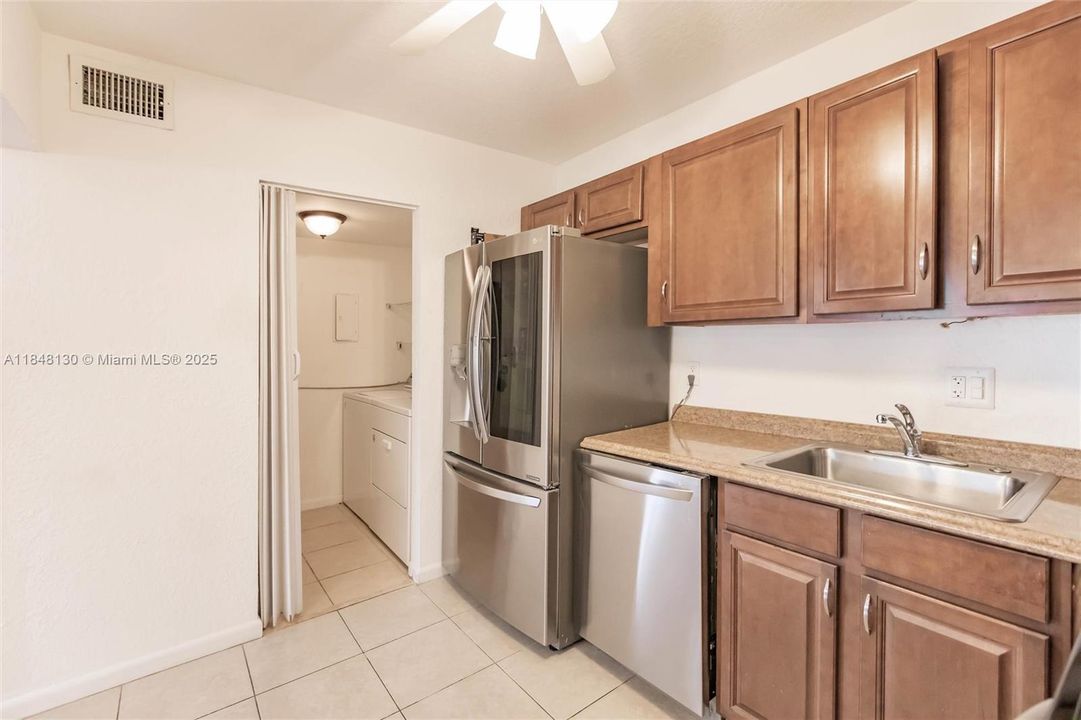 最近售出: $159,999 (2 贝兹, 2 浴室, 935 平方英尺)