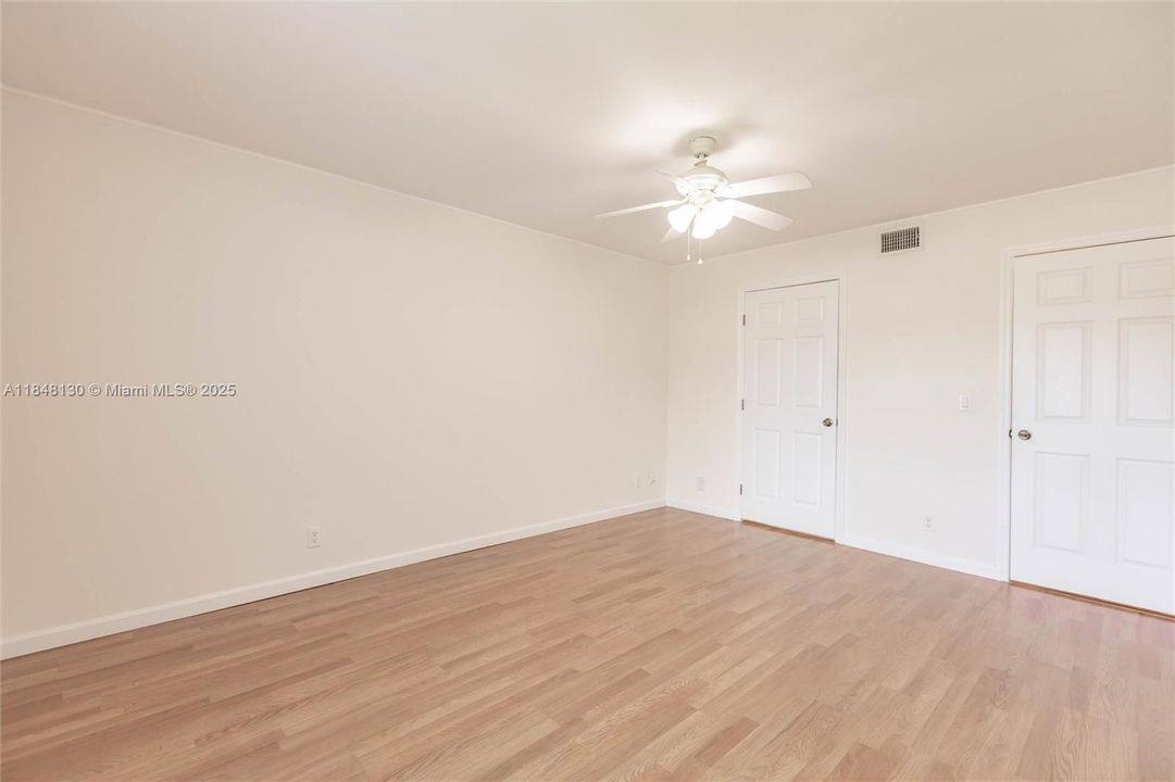 最近售出: $159,999 (2 贝兹, 2 浴室, 935 平方英尺)