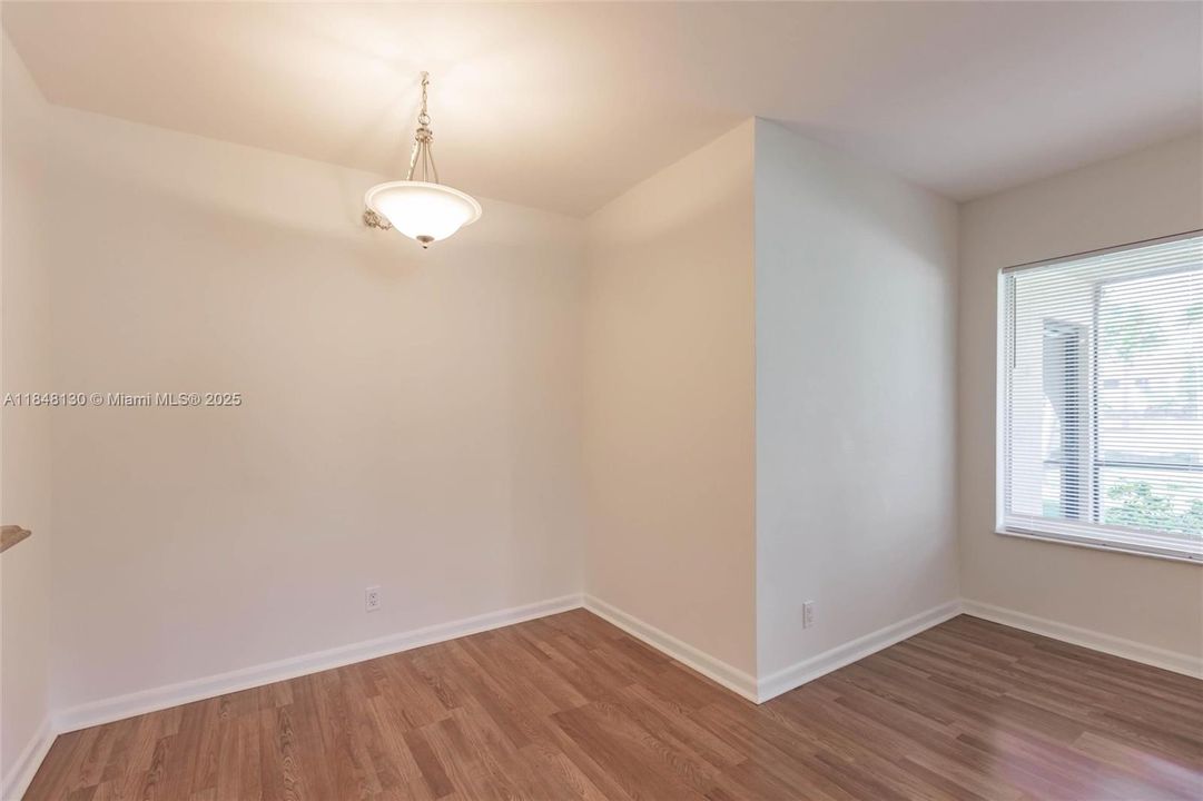 最近售出: $159,999 (2 贝兹, 2 浴室, 935 平方英尺)