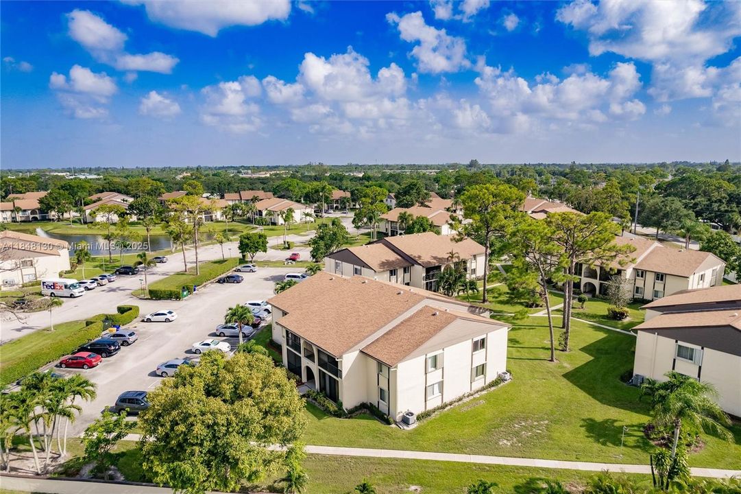 最近售出: $159,999 (2 贝兹, 2 浴室, 935 平方英尺)