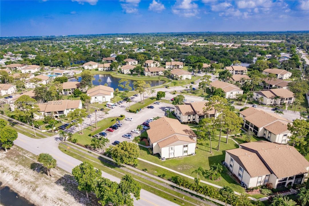 最近售出: $159,999 (2 贝兹, 2 浴室, 935 平方英尺)