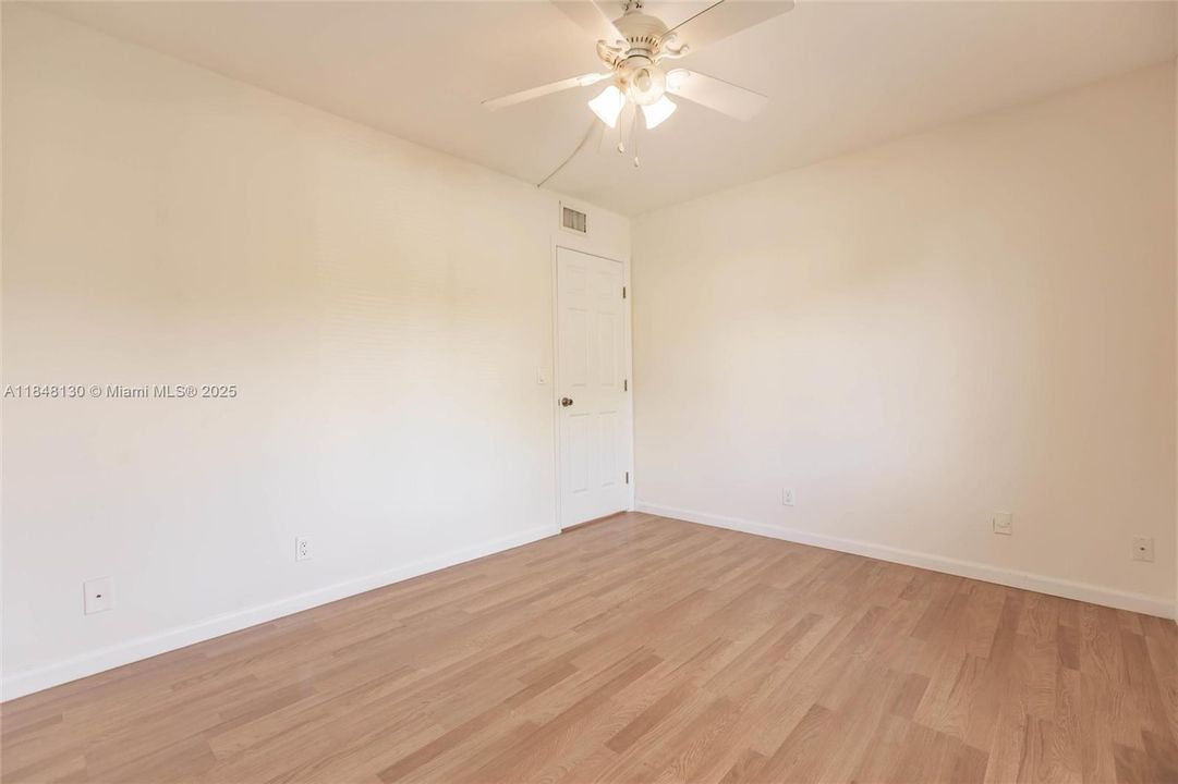 最近售出: $159,999 (2 贝兹, 2 浴室, 935 平方英尺)