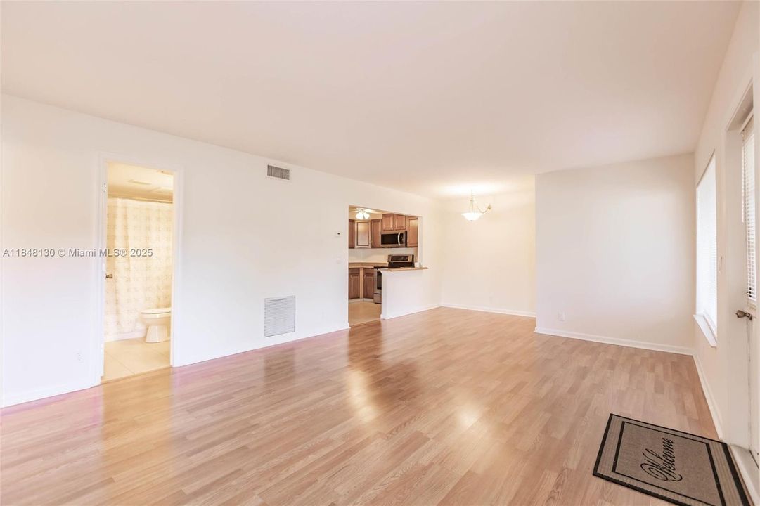 最近售出: $159,999 (2 贝兹, 2 浴室, 935 平方英尺)