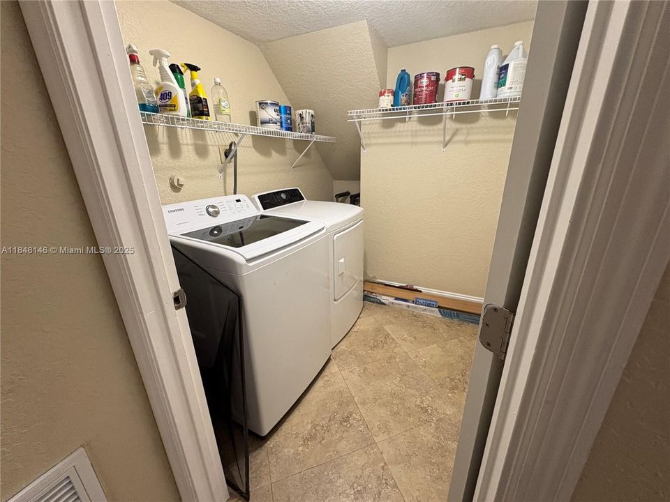 En Venta: $399,000 (3 camas, 2 baños, 1764 Pies cuadrados)