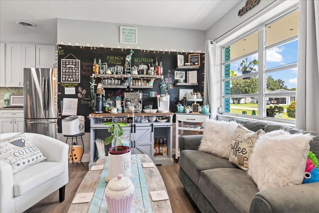 coffee bar/ sitting area