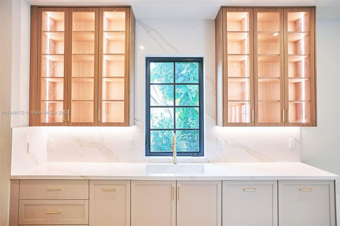 Active With Contract: $4,990,000 (6 beds, 7 baths, 4135 Square Feet)