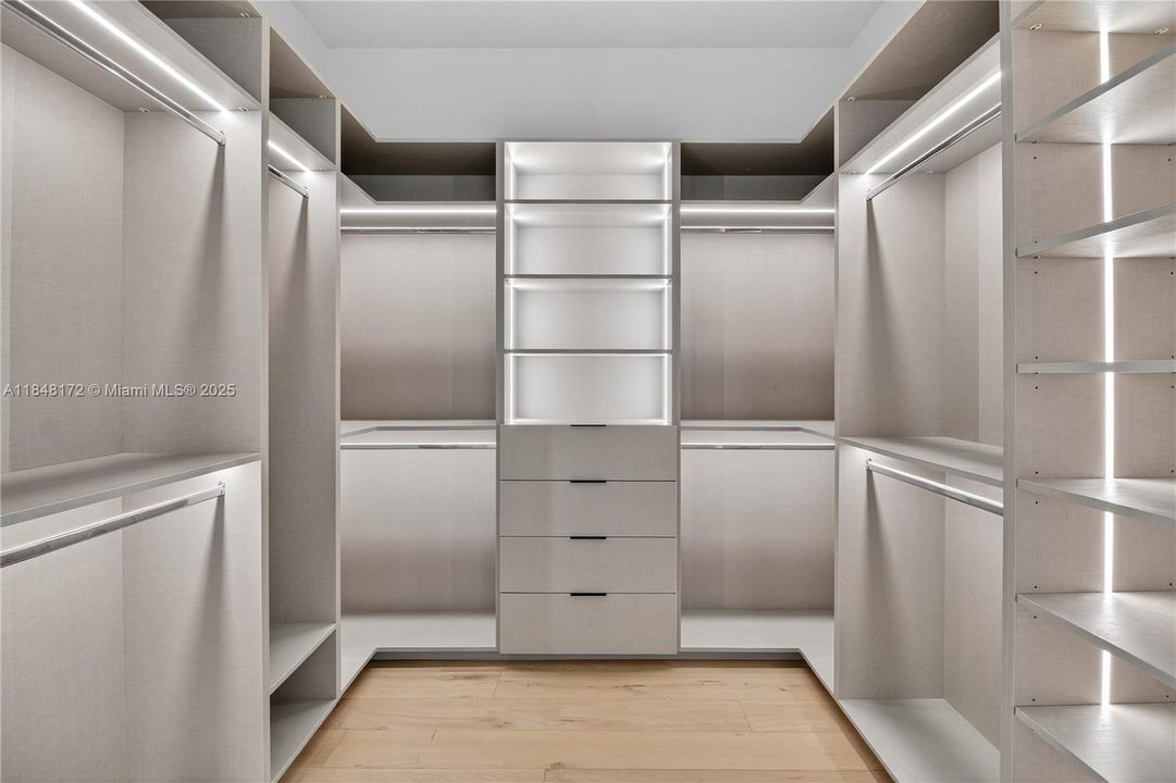 Active With Contract: $4,990,000 (6 beds, 7 baths, 4135 Square Feet)