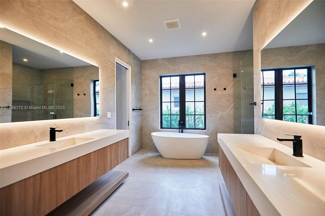 Active With Contract: $4,990,000 (6 beds, 7 baths, 4135 Square Feet)