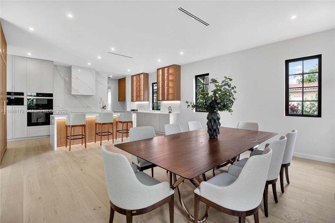 Active With Contract: $4,990,000 (6 beds, 7 baths, 4135 Square Feet)