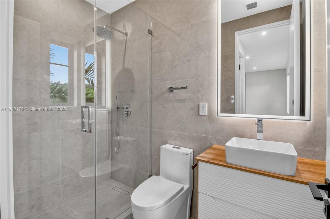 Active With Contract: $4,990,000 (6 beds, 7 baths, 4135 Square Feet)