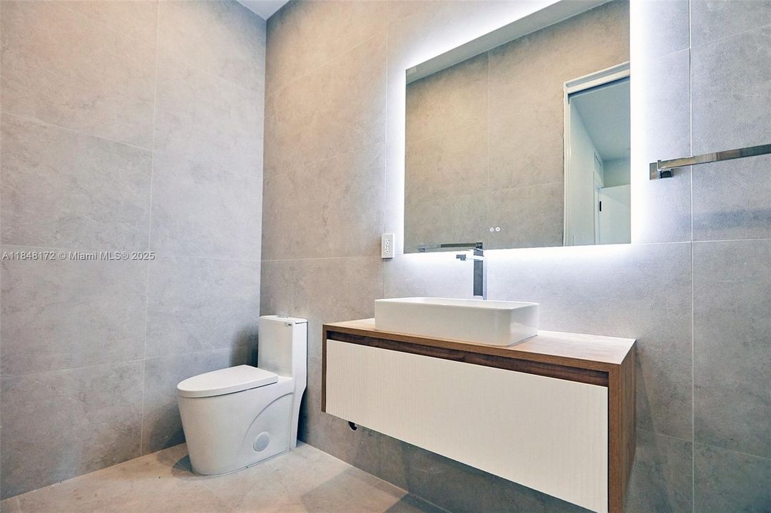 Active With Contract: $4,990,000 (6 beds, 7 baths, 4135 Square Feet)