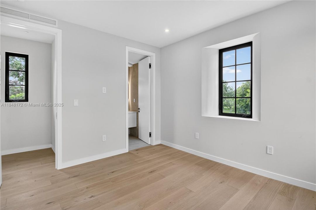 Active With Contract: $4,990,000 (6 beds, 7 baths, 4135 Square Feet)